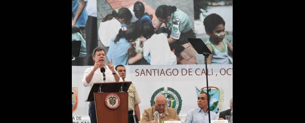 Seguridad urbana no solo tiene represión | Colprensa, Cali | El presidente Juan Manuel Santos aseguró en Cali que la Política de Seguridad Urbana no sustituye a la Política de Seguridad Democrática, sino que es un complemento para asegurar la tranquilidad de todos los ciudadanos.