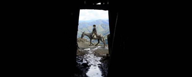 Cien Pesos, en lo más hondo del cerro El Burro | Reuters | La desordenada explotación aurífera en Marmato causa deforestación y contaminación en los caudales. La zona minera declarada de alto riesgo impide que el Gobierno destine recursos para acometer planes de inversión o mejoras.