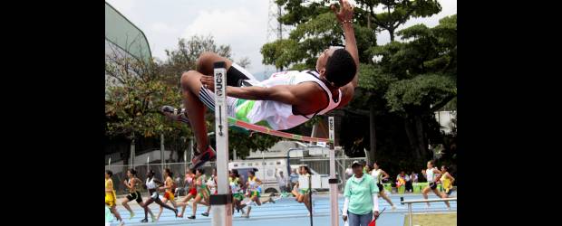 Un promisorio velocista salió de Belmira | Donaldo Zuluaga | Desde el jueves está en plena actividad el atletismo que, a decir de los entendidos, debe dar resultados muy parejos entre Antioquia, Bogotá y Valle. Las cuentas locales son entre 12 y 14 medallas de oro. El primer día de seis finales, los paisas ganaron tres. Hoy el atletismo cierra los Juegos con diez finales desde las 9:00 a.m.