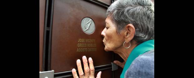 Greco se murió esperando un partido | Manuel Saldarriaga | La argentina Princesa Murchio, esposa de José Vicente Greco, vive en un modesto apartamento en el barrio Robledo. Quien vela por ella es Mónica, una de sus hijas. Princesa nunca había visitado la tumba de Greco, por simple miedo. Con Greco compartió 59 años de su vida. Con él vivió en Argentina, Uruguay, España y Colombia.