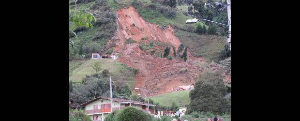 Alud les robó todo a Adriana y Fabián | De Érika Mejía, Tipeadora | La imagen fue captada la tarde del derrumbe. Trabajadores que estaban en esa montaña se salvaron porque al sentir el movimiento de tierra se lanzaron a un costado. Campesinos temen que la quebrada taponada cause otro desastre.