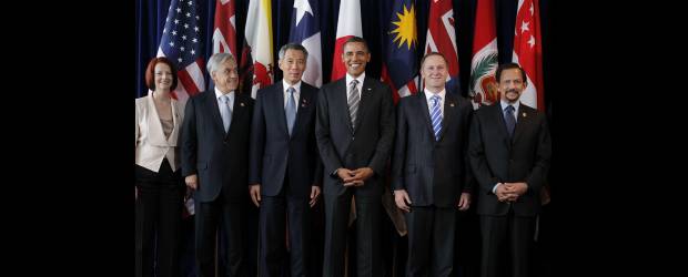 Foro Apec nada que abre sus puertas | AP, Charles Dharapak-Yokohama-Japón | Imagen de la clausura del foro. Aparecen de izquierda a derecha los jefes de Estado de Australia, Chile, Singapur, E.U., Nueva Zelanda y Brunei.