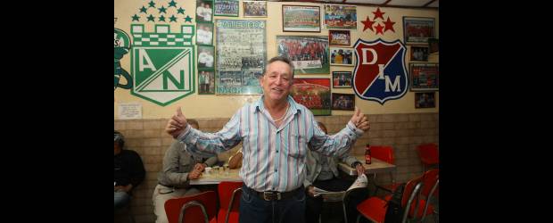 Rodrigo, el de las excursiones | Juan Antonio Sánchez | Aunque es hincha de Nacional, Rodrigo también es amigo del DIM, de sus hinchas, directivos y jugadores. La Heladería Linares, que la montó desde 1982, es el sitio de encuentro de las hinchadas para hablar de fútbol. Cada fecha del campeonato, cientos de fieles se aglomeran para adquirir allí sus boletas de ingreso al Estadio. Acaba de sacar un disco de Nacional que suena en las emisoras.