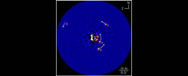 Una copia del Sistema Solar | Cortesía Nrc-Hia, C. Marois y Keck Observatory | En la imagen, b, c y d que son los planetas que ya se conocían. El nuevo es e. La medida de abajo, 20 AU, significa 20 veces la distancia Sol-Tierra.