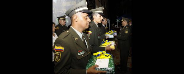 Reconocen a los mejores policías | Edwin Bustamante | El premio es una gratificación a los uniformados que son líderes.