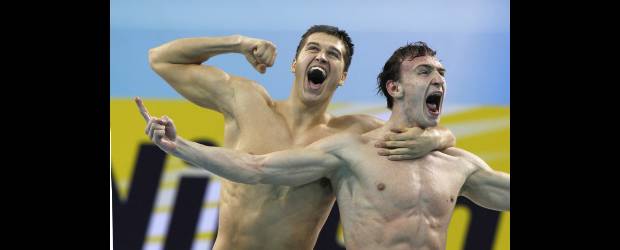 Albert Subirats subió al Cielo en Dubai | Reuters-Amiratos Árabes Unidos | Alexander Sukhorukov y Danila Izotov, del equipo de Rusia, celebran el récord mundial de los 4x200 libre que lograron ayer en el Campeonato Mundial de piscina corta que se celebra en Dubai, Emiratos Árabes Unidos. El cuadro de Estados Unidos tuvo una cerrada lucha con el cuarteto ruso que se llevó el oro.