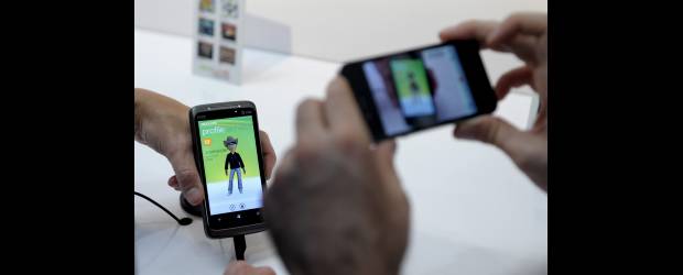 ¿Ordenador? No, prefiero el uso del móvil | Efe | Con los nuevos smartphones (teléfonos inteligentes), el uso del móvil está tan extendido que incluso está afectando a la televisión y al propio ordenador.