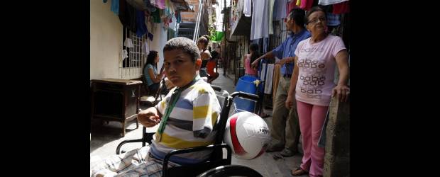 La triste Navidad de Kevin | Jaime Pérez | Con sus amiguitos del barrio La Paralela, un sector condenado a desaparecer por la construcción de la doble calzada a Bello, Kevin se la pasa rezando las novenas de Navidad y rogando que el Niño Dios le traiga algo este 24.