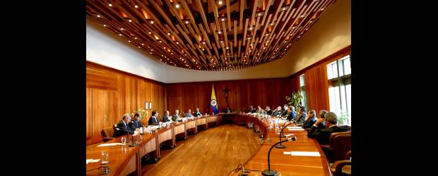 Confidencial Un matemático en la Alta Corte | Foto: La señora de los tintos | Las cámaras de inseguridad captaron esta escena en la que los magistrados resuelven el examen de matemáticas. Parece que a ninguno le fue bien. Wikileaks anunció que revelará las notas en los próximos días.