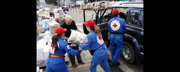 Empiezan giros a las regiones | Colprensa - Archivo | La Cruz Roja Colombiana esperaba, al inicio de la colecta, recibir 350 toneladas de ayuda pero la cifra se elevó a 1.368 toneladas. De la misma manera, se pensó en recaudar alrededor de 4 mil millones de pesos, por ahora se han recolectado más de 3 mil millones, por lo que esperan mayores recursos.
