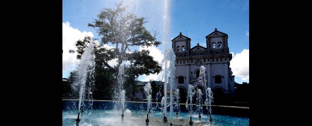 Tener agua potable: ¡un privilegio! | Donaldo Zuluaga | En muchos países hay guerras y conflictos por el control de los recursos hídricos. Detrás del agua hay un negocio, dice Julio Borea de Greenpeace. Por ello, se ha convertido en uno de los Objetivos del Milenio. La imagen corresponde al municipio de Guatapé.