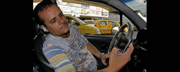 "Cacerolazo" por falta de soluciones | Esteban Vanegas | Los costos de la instalación y el mantenimiento de los sistemas GPS motivaron la protesta de los taxistas el pasado 20 de enero.