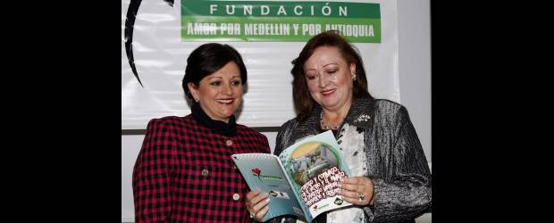 Cartilla para enseñar valores | Jaime Pérez | Ana María Echeverri y Dídier Vélez Madrid observan felices la cartilla.