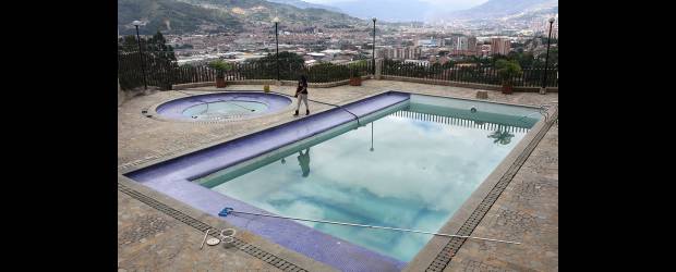 Sabaneta suspende agua en Mantis | Hernán Vanegas | Por no cumplir con las características fisicoquímicas y microbiológicas la Secretaría de Salud de Sabaneta ordenó suspender el servicio de acueducto en el edificio Mantis, el cual es responsabilidad de la Constructora Monarca. Recientemente, también fue cerrada la piscina por no cumplir con la normatividad.