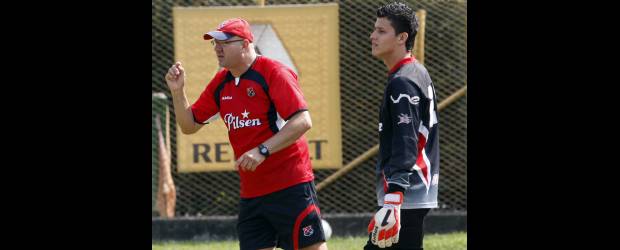 Hay impotencia pero Pánzer hará ajustes | Jaime Pérez | En el Medellín trabajaron ayer los responsables de la Copa Postobón. El técnico Miguel Cadavid hizo ajustes, mientras observa el arquero Bayron García.