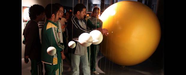 Viaje al universo con los pies en la Tierra | Manuel Saldarriaga | Muchos de los estudiantes del grado once del Liceo Antioqueño de Bello, que ayer visitaron el Planetario de Medellín, se sorprendieron con los cambios y la forma tan didáctica como ahora presentan la astronomía y las ciencias de la Tierra