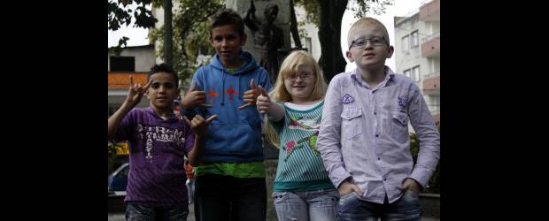 Estos niños les ponen colores a las montañas | Edwin Bustamante | Mauricio Ocampo Posada hace el papel principal de la historia, al interpretar a Manuel. Sin embargo, como él mismo lo dice, también son protagonistas Luis Sánchez Suárez, quien hace de Julián, y Genaro Álvarez, Poca Luz. Los tres tratarán de recuperar el balón de fútbol que cayó en el campo minado. Elizabeth Álvarez interpreta un papel pequeño, que la hace muy feliz.