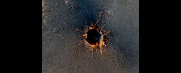 Marte, Europa y Urano son una prioridad en exploración | Cortesía Nasa | En la foto se aprecia el cráter Santa María en Marte y, con la flecha, aparece señalado el explorador Opportunity gracias a una foto de la nave MRO.