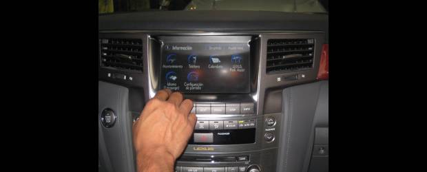 No deje dañar el aire acondicionado | | Los orificios que se ven a cada lado de la pantalla de este vehículo son los espacios por los que sale el viento frío creado por el aire acondicionado.