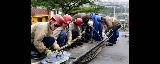 Un cable fatigado, a mejor vida | Donaldo Zuluaga | Una labor dispendiosa es la desmontada del cable usado de las pilonas para empalmarlo con el nuevo, que se fabrica en Francia, bajo pedido, con un año de anticipación. Al cumplir su vida útil se debe cambiar para seguridad de los usuarios.