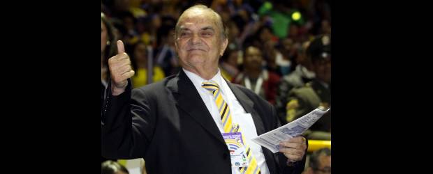 Pantalonudo firma pasaporte para llegar a la eternidad | Colprensa, Bogotá | El presidente Juan Manuel Santos condecoró a Jaime Arroyave con la medalla de oro al mérito deportivo por ser promotor del fútbol de salón en el país.