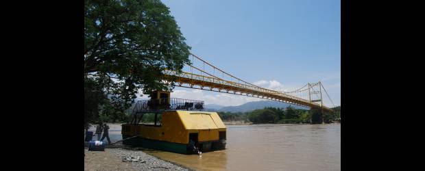 Cierre en vía abrió paso por el Cauca | Cortesía Juan Carlos Sepúlveda | En este barco trimarán, algunos pasajeros hacen el transbordo para continuar su viaje, ante el cierre del puente Paso Real, en la vía que conecta con Urabá.