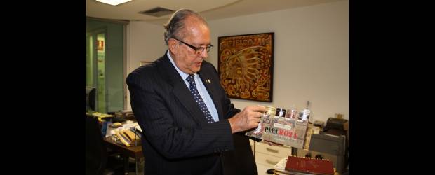 Juan Rafael no se olvida del Pielroja | Robinson Sáenz | Desde ayer en la mañana, Juan Rafael Cárdenas, empezó a desocupar su oficina en la vicepresidencia Administrativa de Coltabaco. Estará en la empresa hasta el próximo viernes, 29 de abril, tras 52 años de labores en la compañía.