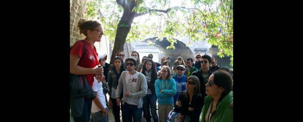 Descubra Europa con tours a pie y gratuitos | Juliana Eusse | La forma como Andrea cuenta las historias de los más llamativos lugares parisinos cautiva a todos los turistas.