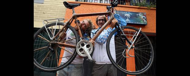 Holandeses pedalean su cicla de bambú | Jaime Pérez | El tema ecológico y de conservación del medio ambiente es fundamental para Michiel y Joost. Por estas razones prefirieron utilizar bicicletas ecológicas, hechas en bambú. "Son marca Calfee y las conseguimos en California; ellos a su vez tienen sede con expertos en este tema que las hacen en África", explicaron.
