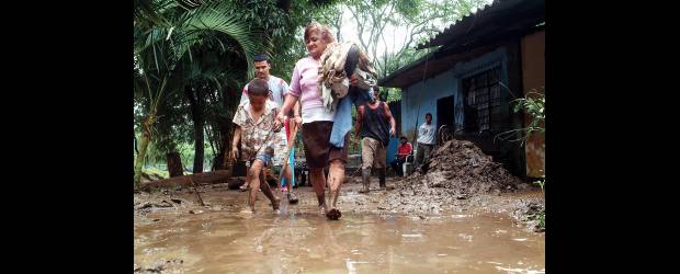 Las lluvias, con gran fuerza hasta junio | Colprensa-Cali | Una de las emergencias más recientes se vivió en Cali, con el desbordamiento del río Aguacatal, que generó daños en viviendas y dejó una persona muerta y otra desaparecida, luego de un fuerte aguacero.