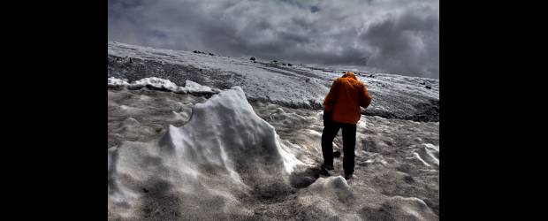 El deshielo toca a El Vaticano | Henry Agudelo | El Parque Nacional Natural de Los Nevados pierde la masa de hielo a pasos acelerados. Del Santa Isabel poco queda y el Ruiz (foto) sigue ese camino. Miles sufrirán escasez de agua. El tema no está en la agenda política.