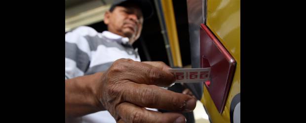 En julio desaparecerá el tiquete sencillo | Julio Cesar Herrera | Con la implementación del tiquete univiaje, desde finales del año pasado, en las diferentes líneas del metro, se busca que los usuarios hagan uso de la Tarjeta Cívica, que existe desde el año 2007. Con el documento, que puede adquirirse en cinco puntos, los pasajeros ahorran tiempo y dinero.