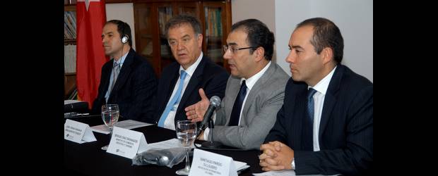 Cinco mesas listas en TLC que se negocia con Turquía | Cortesía | De izquierda a derecha, el embajador de Turquía en Colombia, Cemil Ferhat; el ministro, Sergio Díaz-Granados, y el jefe negociador, Santiago Pardo Salguero.