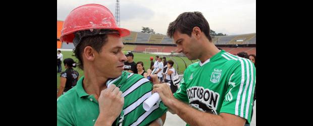 Pezzuti, con toda seguridad | Julio César Herrera | Gastón Pezzuti estampa su firma en la camiseta de uno de los obreros del Atanasio, invitados especiales al juego de hoy en el comienzo de la semi con Tolima.