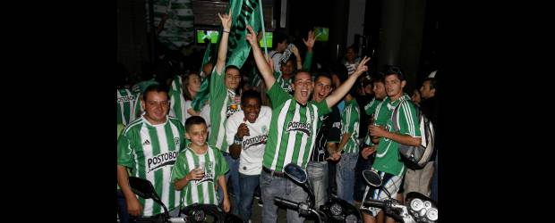 Ni las vuvuzelas se silenciaron | Esteban Vanegas | Los hinchas celebraron pese a la derrota, están confiados en remontar el 2-1 en contra y dar la vuelta olímpica en el Atanasio Girardot. En el sector de Obelisco se concentró gran cantidad de público.