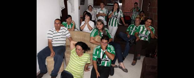 Los Pérez Cardona no pierden la fe | Manuel Saldarriaga | Don Enrique Pérez, doña Sandra Cardona, el primo Johnny Pérez (los de adelante) y sus demás familiares, tuvieron sentimientos encontrados por culpa de Nacional, porque el gol tempranero de Rentería los puso a planear cómo celebrarían la undécima estrella y el triunfo de Equidad los dejó muy preocupados.