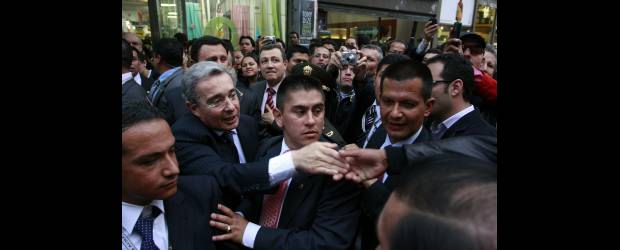 Arrecian amenazas contra Álvaro Uribe | Colprensa | El expresidente Álvaro Uribe Vélez, al salir del Congreso, prefirió caminar desde allí hasta el Hotel Tequendama. Por toda la carrera Séptima cientos de personas lo siguieron, lo ovacionaron y lo saludaron. El exmandatario no ahorró elogios para todos sus admiradores de sus dos periodos presidenciales.