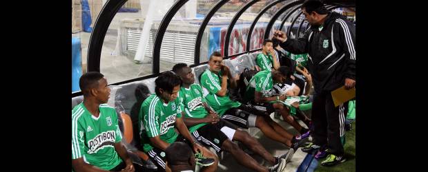 Finalistas Nacional y Equidad, listos para la faena | Jaime Pérez | Anoche, en el banco de suplentes, el preparador físico Juan Carlos Ángel les dio las últimas instrucciones a los jugadores de Nacional. Hay mucha motivación.