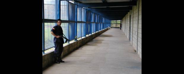 Tramacúa, a un paso del cierre | Colprensa-valledupar | El servicio de custodia y vigilancia de la cárcel de máxima y mediana seguridad de Valledupar fue mejorado en días recientes. Además, algunos internos fueron trasladados a otros centros de reclusión y los que quedaron allí empezaron a ser reubicados en los primeros pisos.