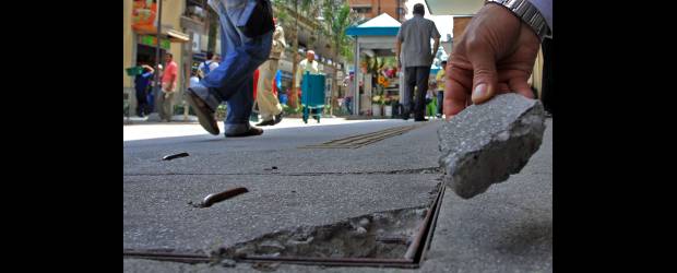 "Chambonadas" en Pasaje Junín | Henry Agudelo | Para una obra tan recién estrenada -aunque no recibida oficialmente por la Secretaría de Obras Públicas- como la renovación del Pasaje Junín, resulta inexplicable que ya se presenten detalles como el rompimiento de esta tapa. Lo peor es que algunas más ya tienen ranuras que anuncian situaciones similares.