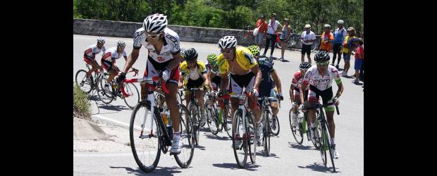 Sevilla revolcó la Vuelta y dice que es una carrera loca | Róbinson Sáenz, Enviado Especial | En el alto de Curos, el líder Félix Cárdenas quedó en manos de su gregario Hernán Buenahora (GW). Henao, abajo, atacó más adelante, para ser segundo en la novena etapa. Al centro y derecha está Óscar Sevilla, ganador de dos jornadas consecutivas, quien escaló en la general y se acerca al liderato de la Vuelta.