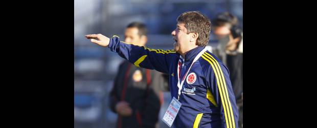 Bolillo echó reversa y le temblaron las piernas | Jorge Silva, Reuters-jujuy, Argentina | Hernán Darío Gómez no se irá de la Selección, así no avance a la segunda ronda de la Copa América, confesó ayer. Quedó conforme con el triunfo, pero reconoció que al equipo tricolor le faltó picante y su dosis de alegría.
