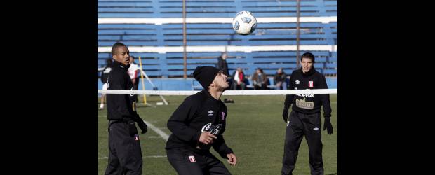 Uruguay y Perú, contra el frío | Henry Romero, Reuters, San Juan, Argentina | El equipo peruano tiene dos grandes bajas en su plantel: Claudio Pizarro y Jéfferson Farfán. Eso sí, espera contar con Juan Vargas (centro), volante que milita en Italia, y quien sufre un problema muscular. Uruguay va con la pesada.