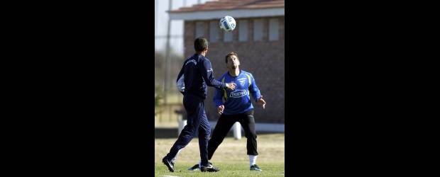Ecuador-Venezuela, a fondo | Guillermo Granja, Reuters, Salta, Argentina | Marcelo Elizaga fue la gran figura de los ecuatorianos, al dejar en cero su pórtico ante Paraguay. De espaldas, el asistente colombiano Alexis Mendoza.