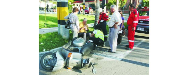 Los accidentes no respetan canas | Julio César Herrera | El accidente entre don Bernardo Antonio Vélez y don José Raúl Aristizábal sucedió en Envigado a las cinco de la tarde. Como don José reconoció su error, ambos llegaron a un acuerdo cuando el agente de Tránsito llegó.