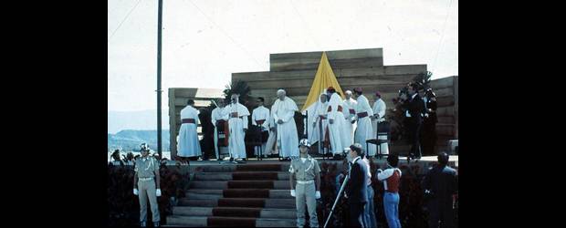 Listo el documental de la visita de Juan Pablo II a Colombia | Archivo | El Papa Juan Pablo II celebró una misa en un tempo improvisado para las familias víctimas del desastre de Armero en el que murieron 20.000 personas.