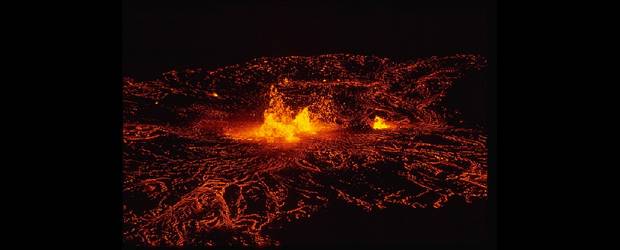 Parados sobre una bomba | Archivo | Parte del calor generado dentro de la corteza terrestre emana por los volcanes. Este podría ser atrapado para generar energía, campo poco desarrollado.