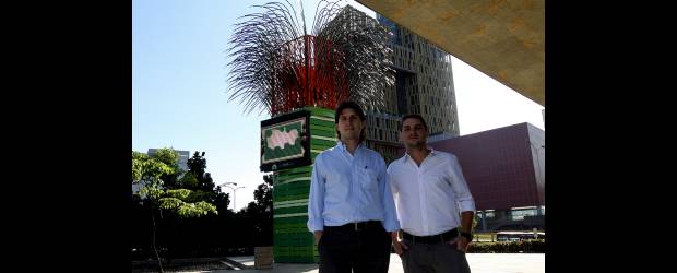 En Plaza Mayor se respira sano con Airbol | Donaldo Zuluaga | Hace poco Airbol llegó a Plaza Mayor para ampliar la capacidad de recepción de la comunidad a su alrededor. En la gráfica, de izquierda a derecha, Esteban Betancur, gerente general de Contreebute y Tomás Mejía, director del árbol.