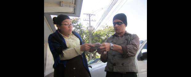 Póngase atento para que no sufra el fleteo | Andrea Torres | El lunes en Laureles se realizaron puestas en escena en entidades bancarias para sensibilizar a la comunidad en el tema del fleteo y de no dar papaya.