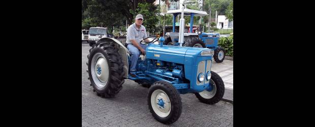 Homenaje a la historia del campo | Manuel Saldarriaga Y Cortesía | Luis Genaro Rico envió en dos camiones sus preciados tractores y hará parte del grupo de conductores que participarán por primera vez en el Desfile de Autos Clásicos y Antiguos EL COLOMBIANO. La idea es que la gente reviva un poco los vehículos que han hecho parte de la historia del campo.